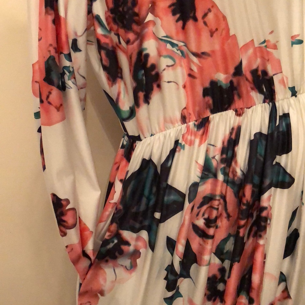 Gorgeous floor length floral dress with pockets - Picture 2 of 8